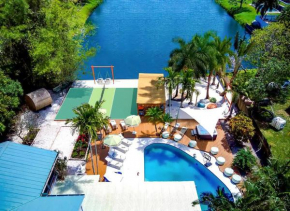 New Lakefront Villa with Sauna Cinema Pool Game Room Spa